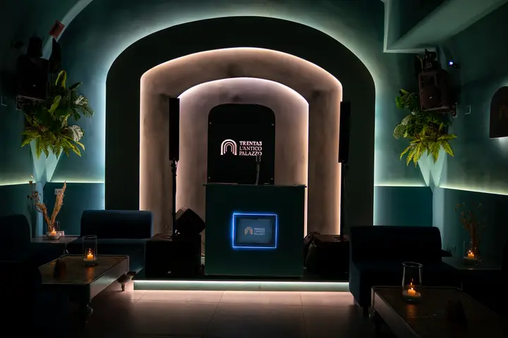 Arco luminoso e consolle nella sala