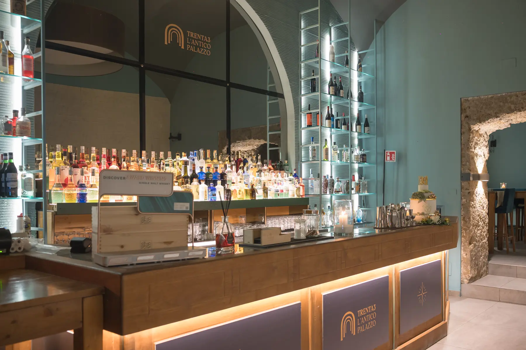 Il banco bar con la bottigliera illuminata