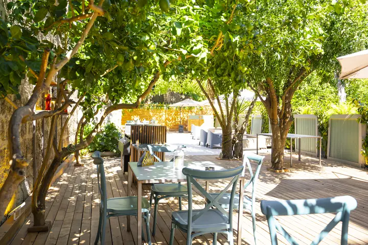 Il giardino con alberi di limone e tavoli apparecchiati