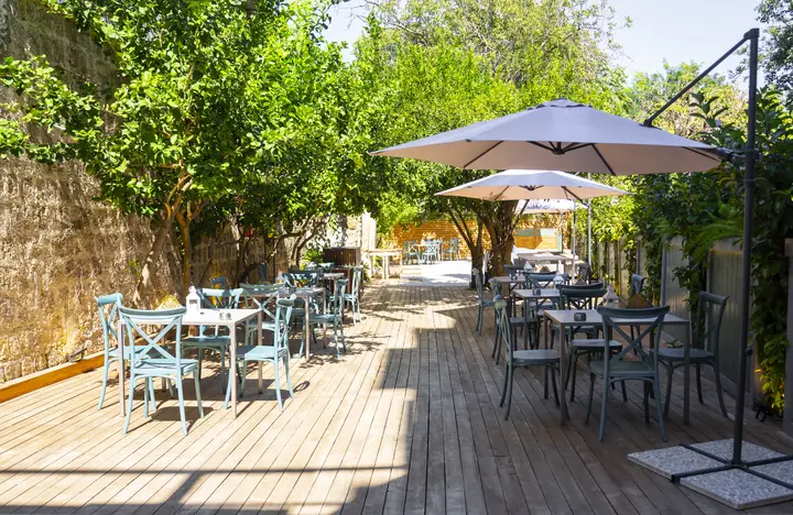 Il giardino di giorno con gli ombrelloni