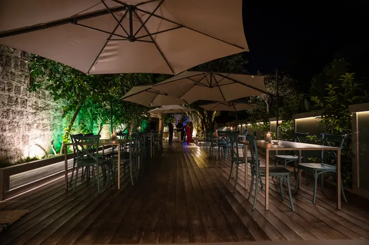 Il giardino di sera con gli ombrelloni