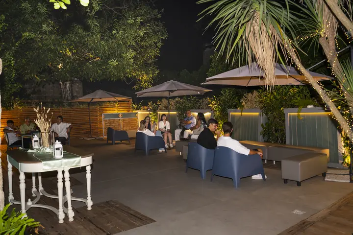 Il giardino di sera con la zona salotto