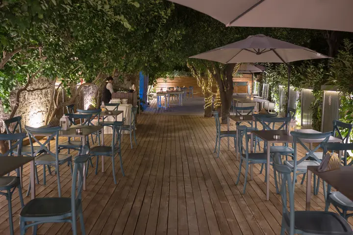 Il giardino di sera con i tavoli