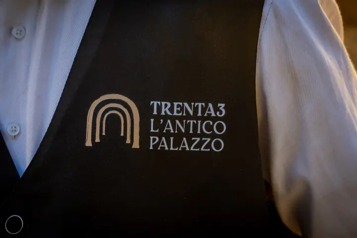 Il gilet del personale con il logo del Trenta3