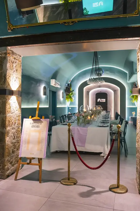 Ingresso con cavalletto di benvenuto e cordoni