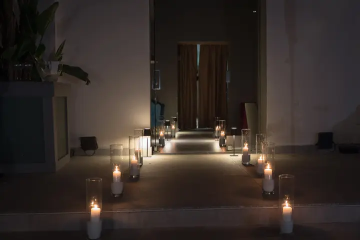 Ingresso illuminato da candele