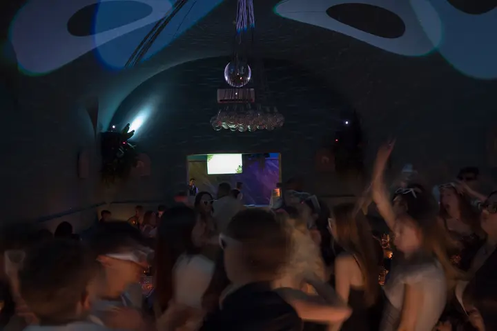 Ospiti che ballano durante la festa