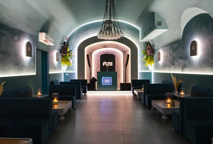 La sala principale con volte in pietra e arco illuminato