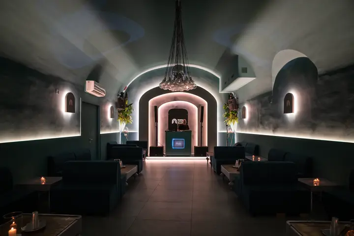La sala con l'arco illuminato