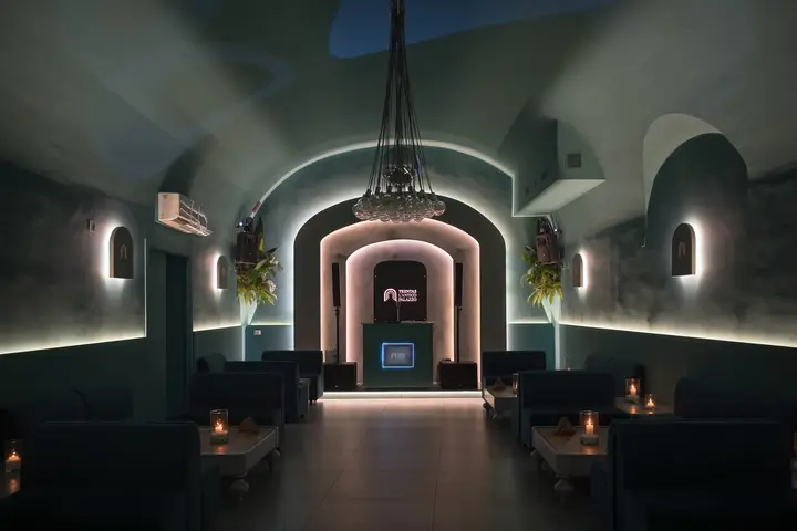 Vista della sala con arco luminoso e zona musica