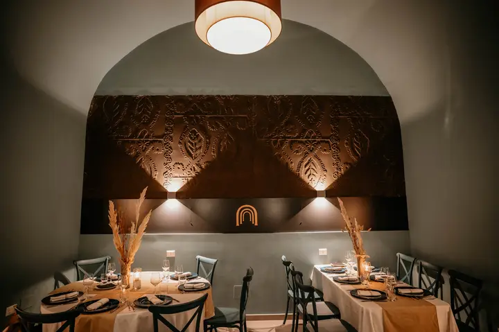 Sala con parete in legno e tavoli apparecchiati