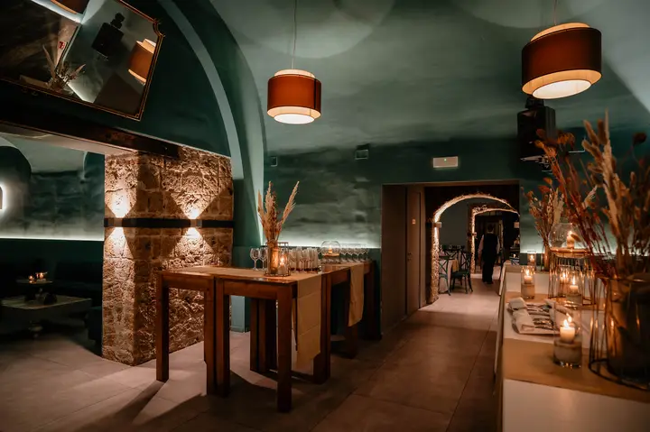 Sala con tavoli apparecchiati e pampas