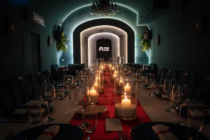 Tavola con candele e runner rosso