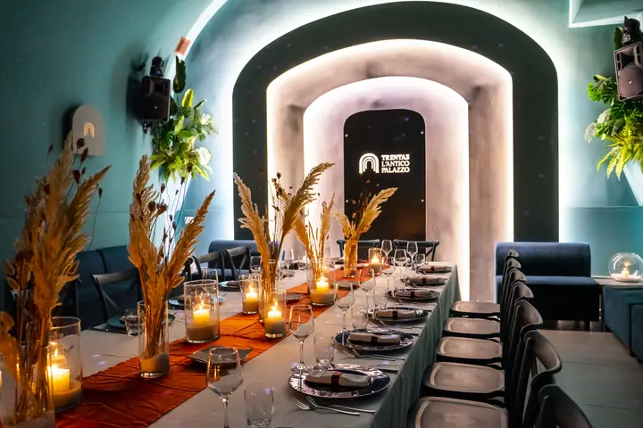 Tavolata nella sala con pampas e candele