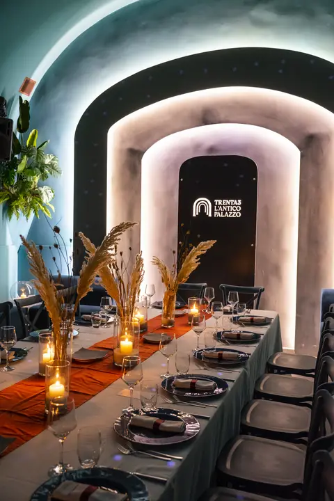 Tavolata con erba di pampas e candele