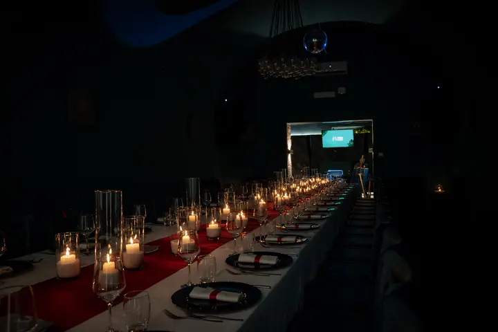Tavolata in penombra con candele