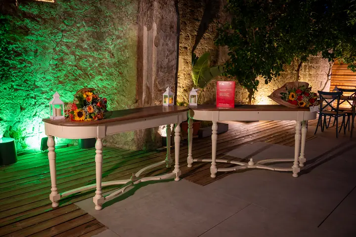 Tavoli in giardino con girasoli e luci verdi