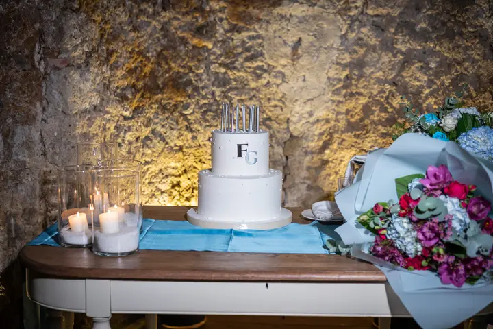 Torta di un diciottesimo con candele e fiori