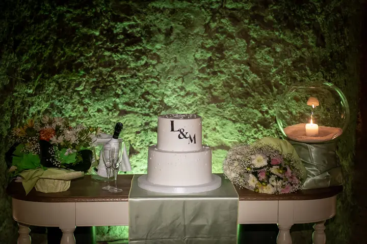 Torta con le iniziali L e M e fiori