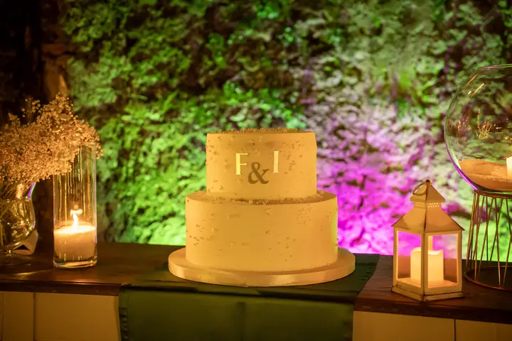 Torta a due piani con le iniziali della coppia