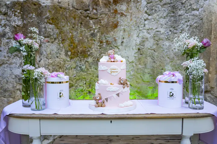 Torta rosa con fiori freschi