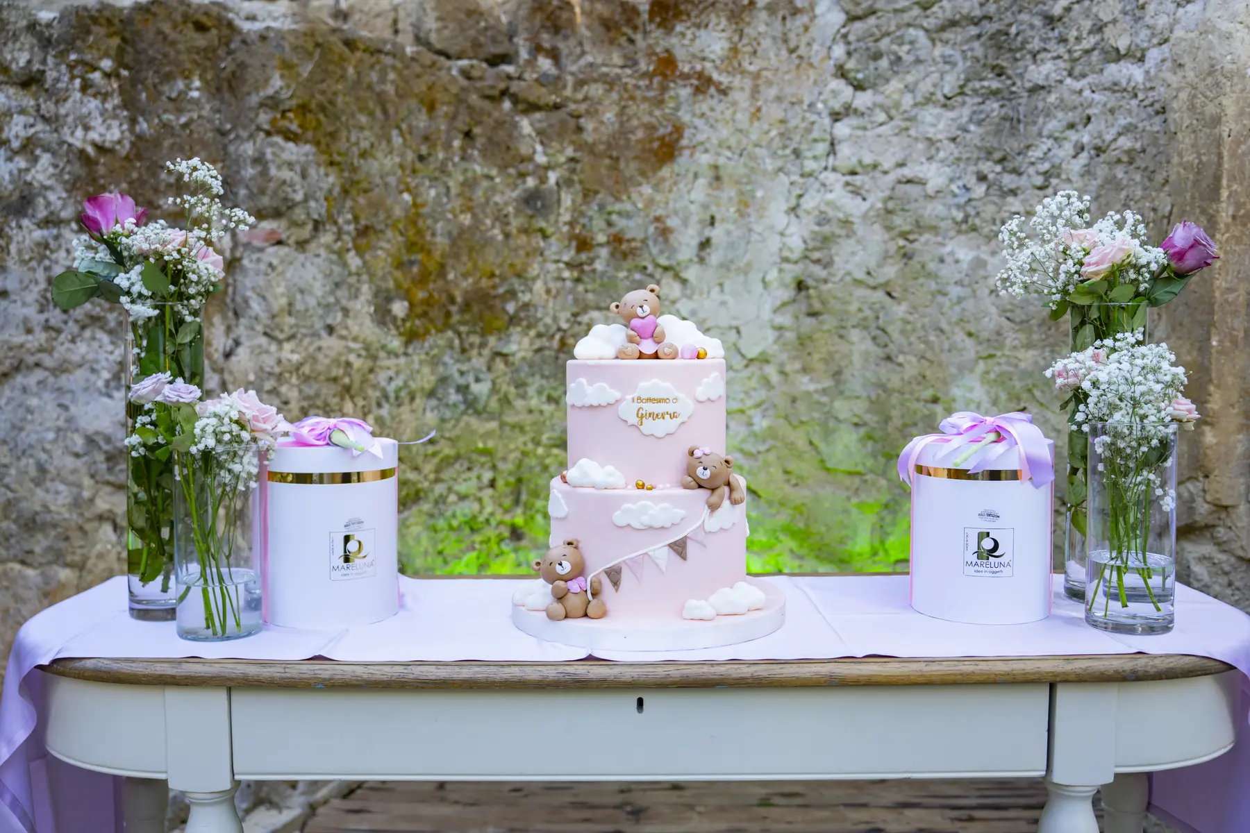 Torta rosa con fiori freschi